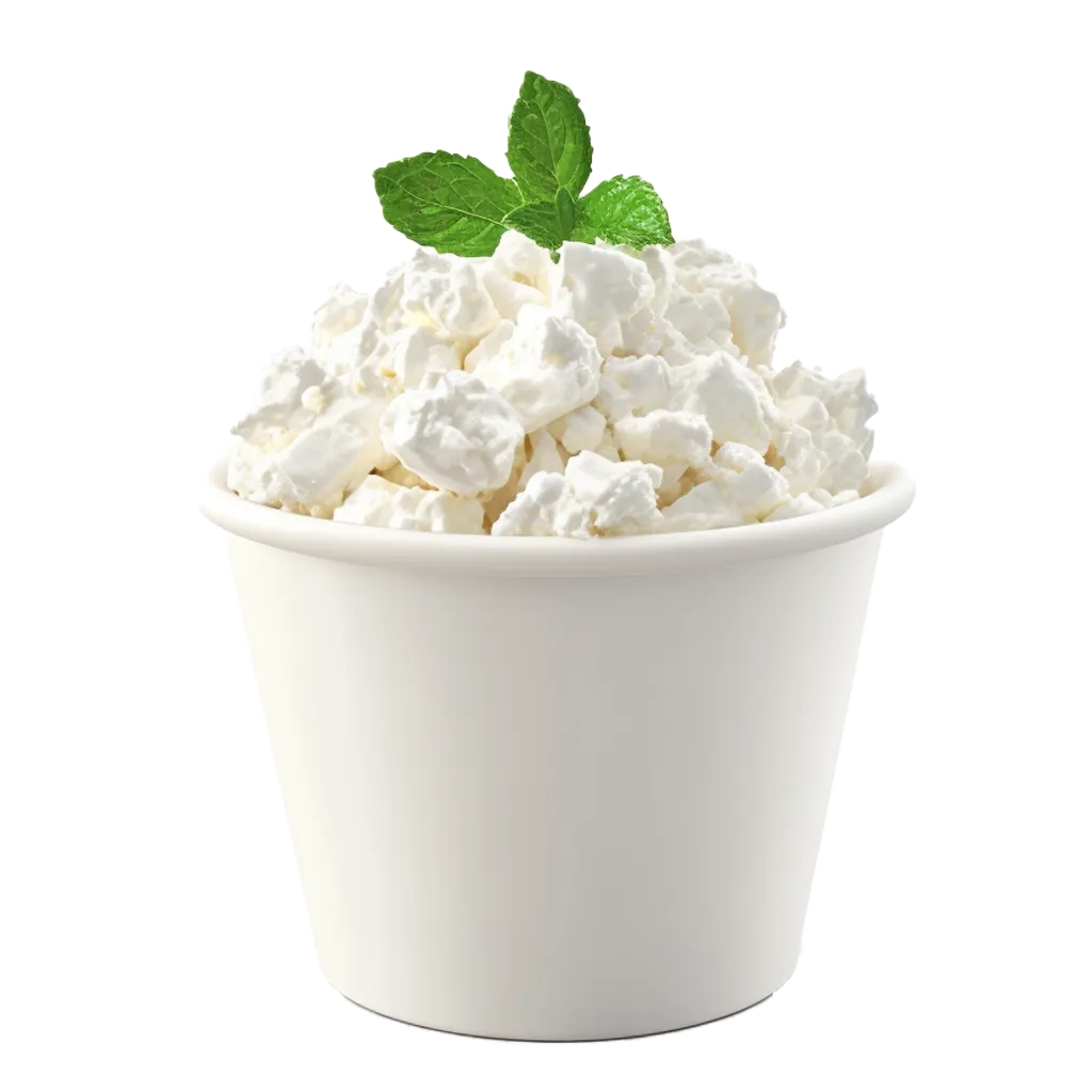 Hüttenkäse mit Minze in einem Becher.