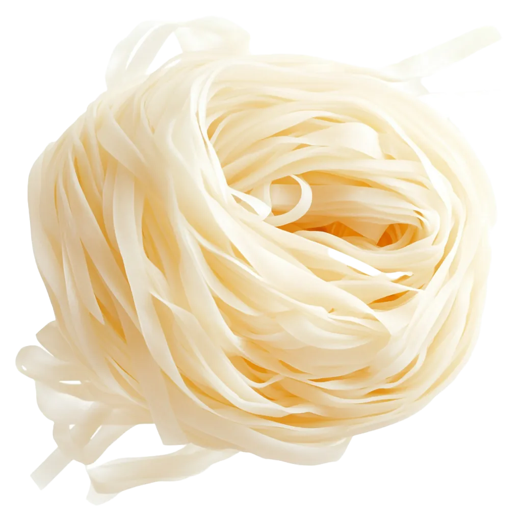 Ein Nest aus weißen Reisnudeln auf schwarzem Hintergrund.