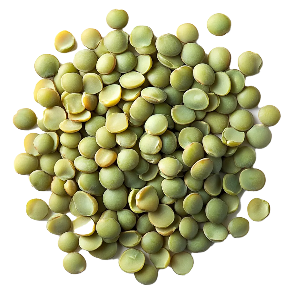 Ein Haufen grüner Linsen auf weißem Hintergrund.