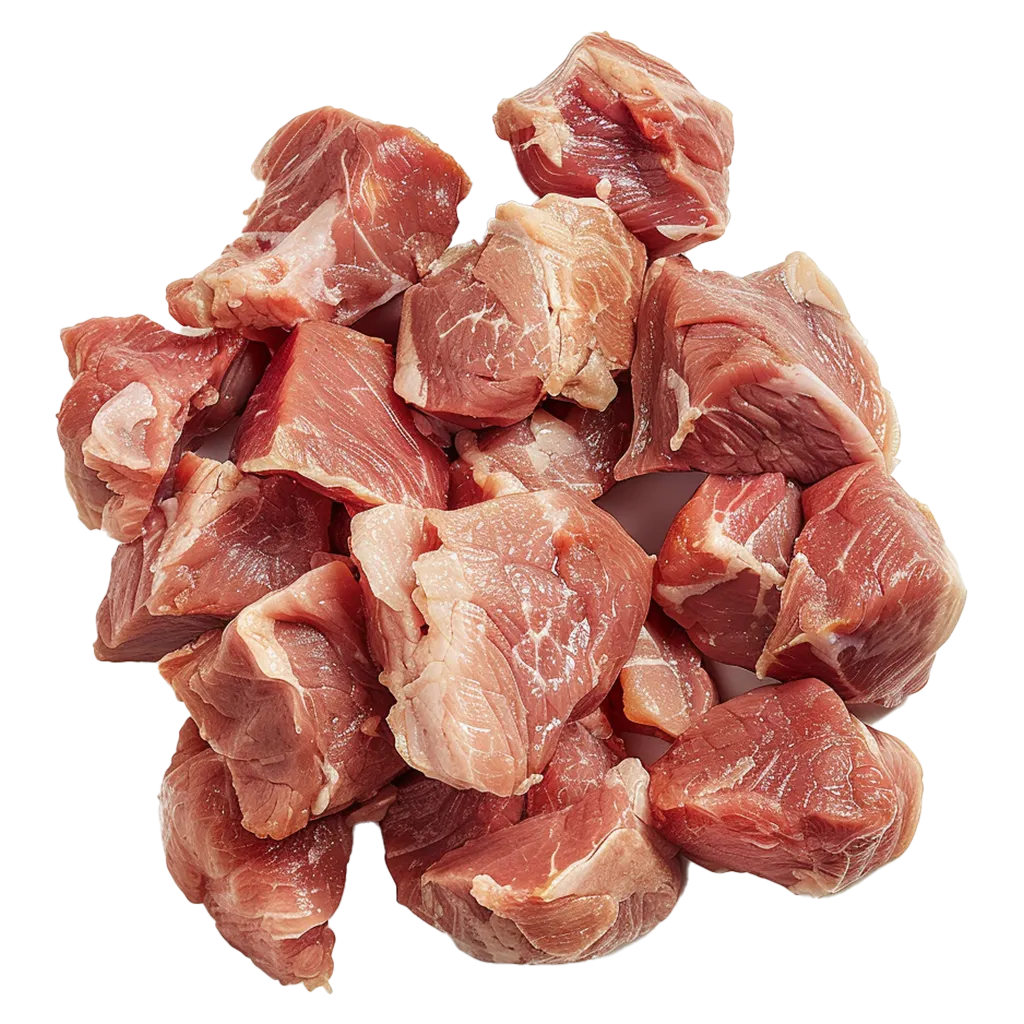 Ein Haufen roher Fleischwürfel auf schwarzem Hintergrund.