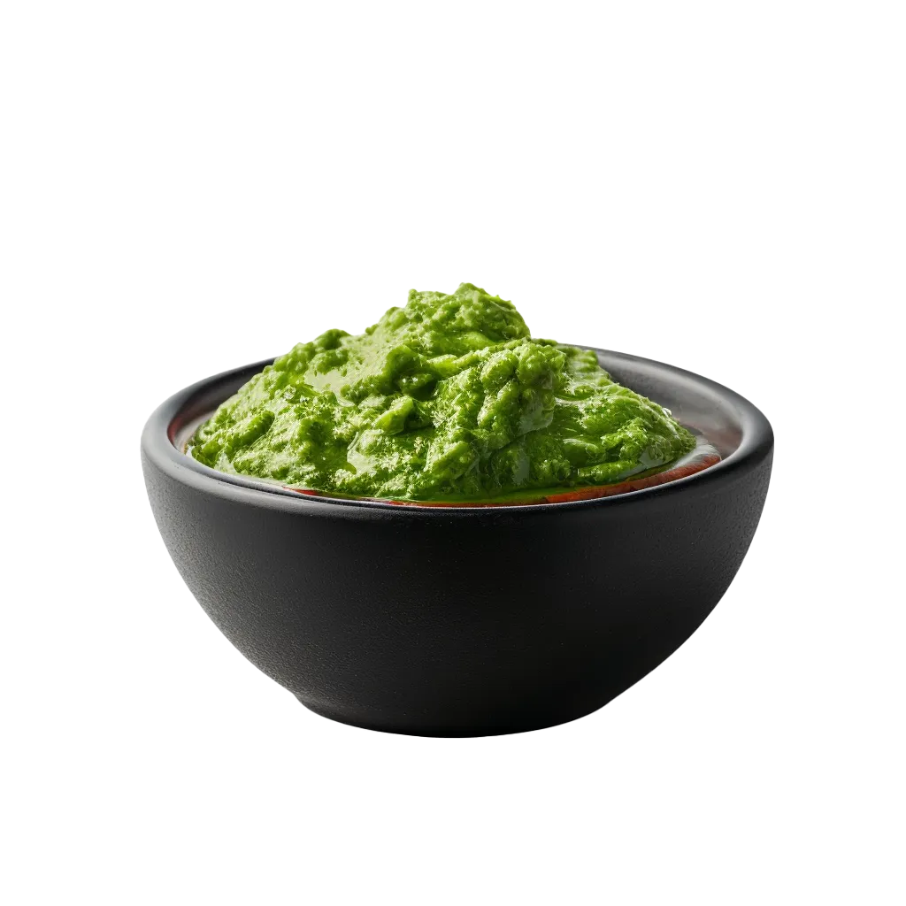 Grüne Paste in einer schwarzen Schüssel.
