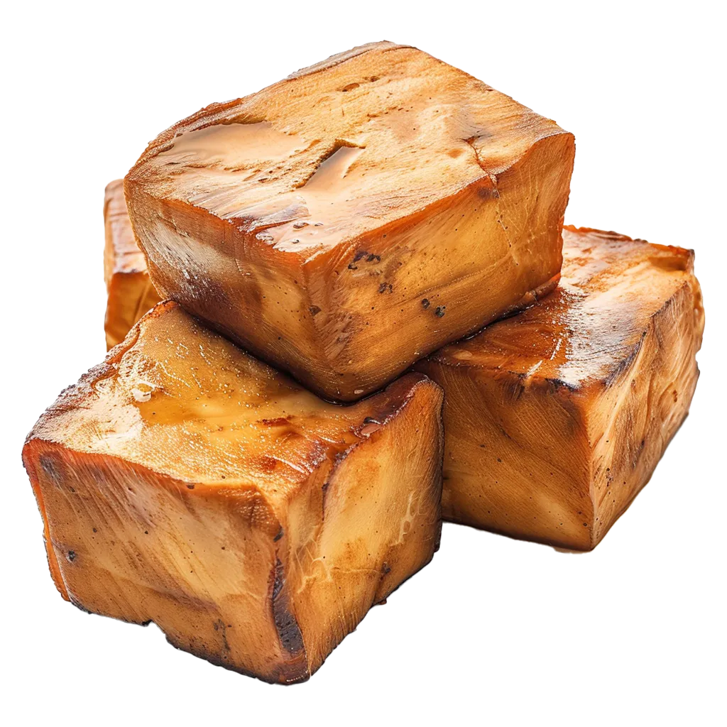 Drei goldbraune, gewürfelte Tofublöcke.